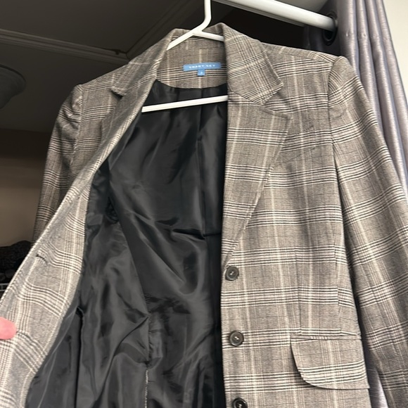 Plaid blazer which is fully lined. Button down with 2 flap faux pockets. - Picture 5 of 5